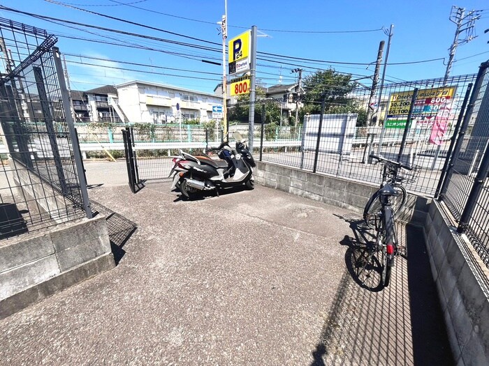 物件外観写真3　(駐輪場)