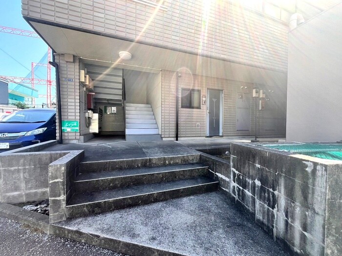 物件外観写真4　(エントランス部分)