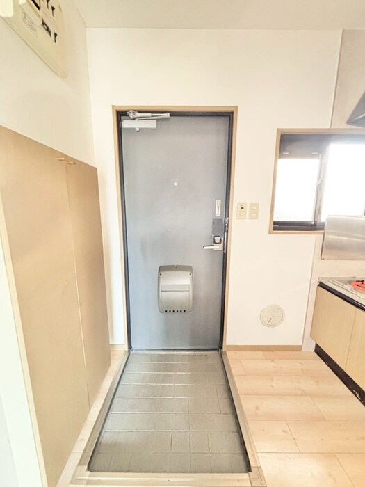 物件内観写真16　(玄関)