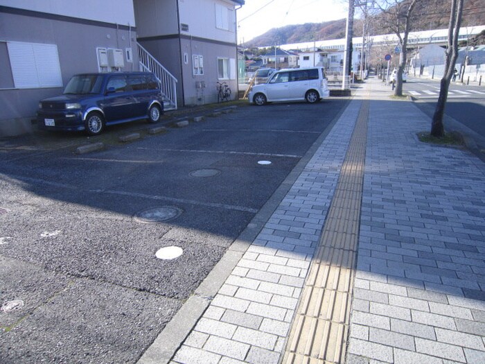 物件外観写真5　(駐車場)