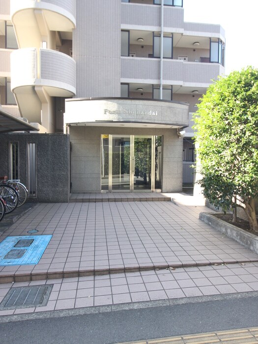 物件外観写真2　(エントランス部分)