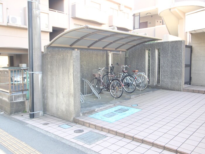 物件外観写真3　(駐輪場)