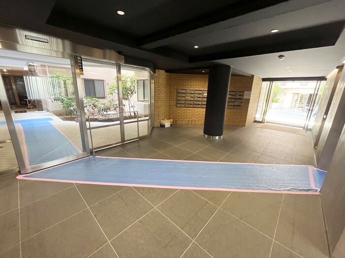 物件外観写真2　(エントランス部分)