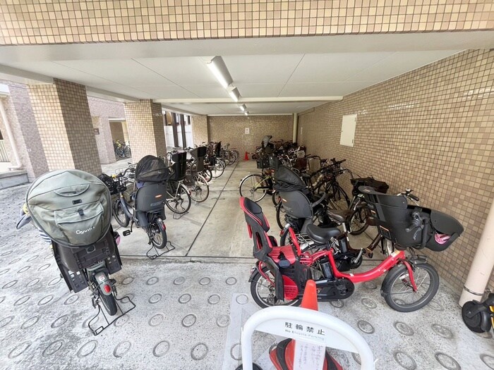 物件外観写真4　(駐輪場)