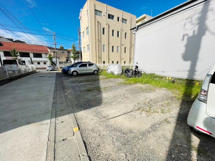 物件外観写真3　(駐車場)