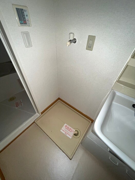 物件内観写真10　(洗濯機置場)