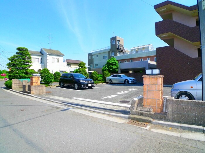 物件外観写真2　(駐車場)