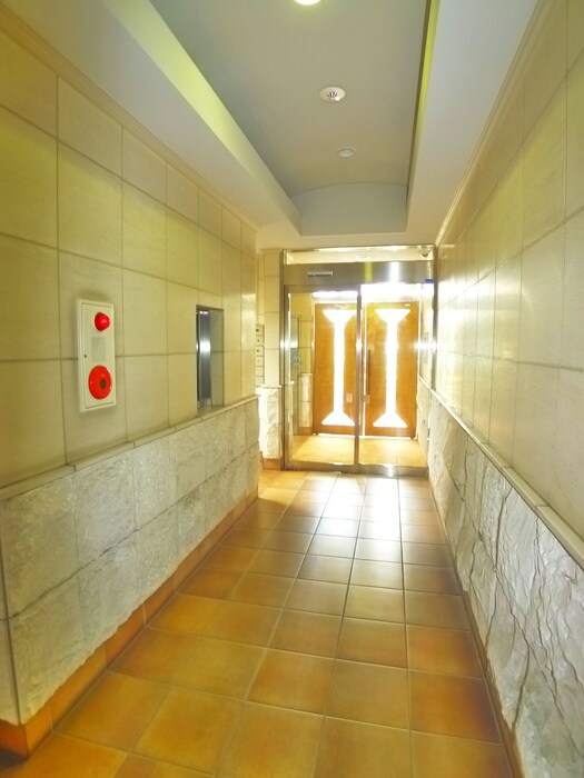 物件外観写真6　(エントランス部分)