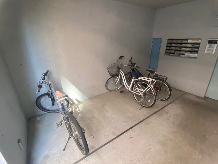 物件外観写真5　(駐輪場)