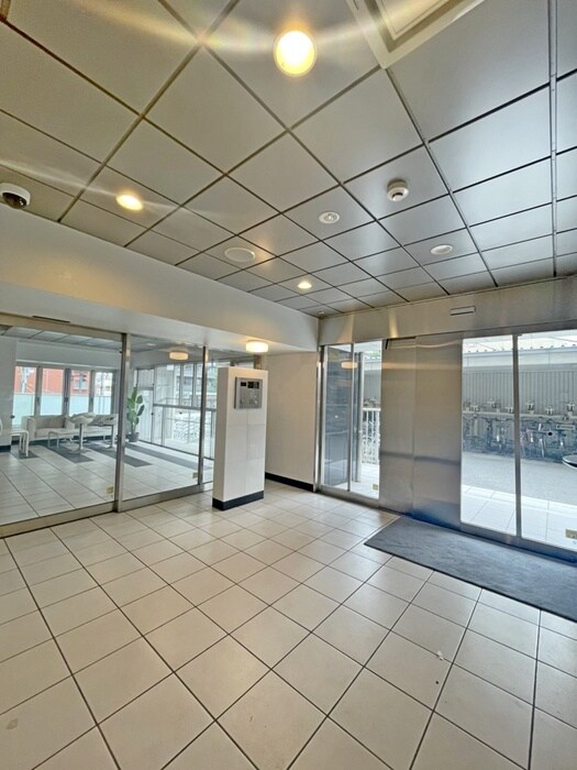 物件外観写真4　(エントランス部分)