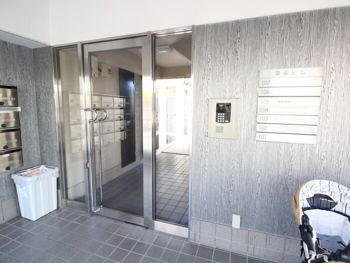 物件外観写真3　(エントランス部分)