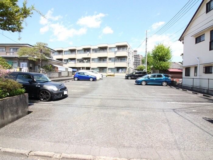 物件外観写真3　(駐車場)