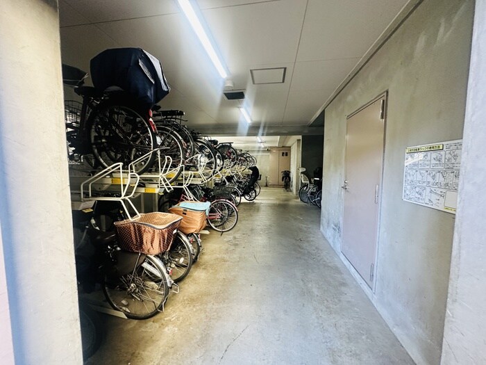 物件外観写真4　(駐輪場)