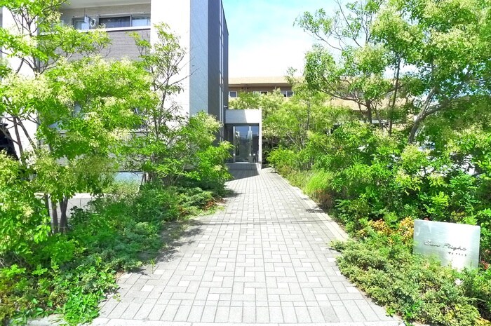 物件外観写真3　(エントランス部分)