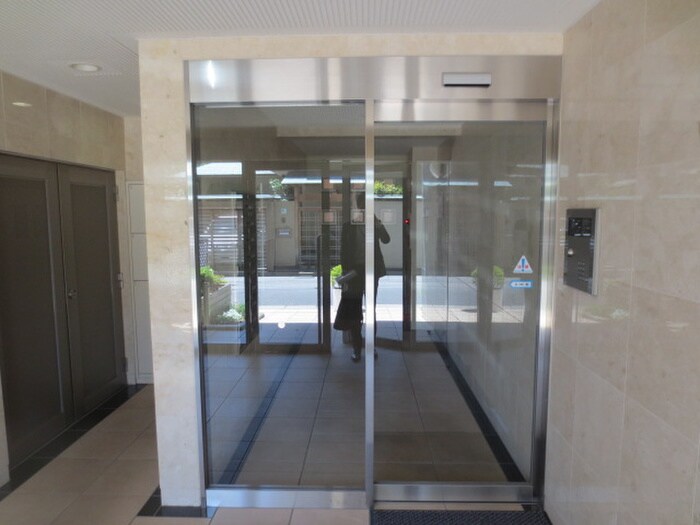 物件外観写真3　(エントランス部分)