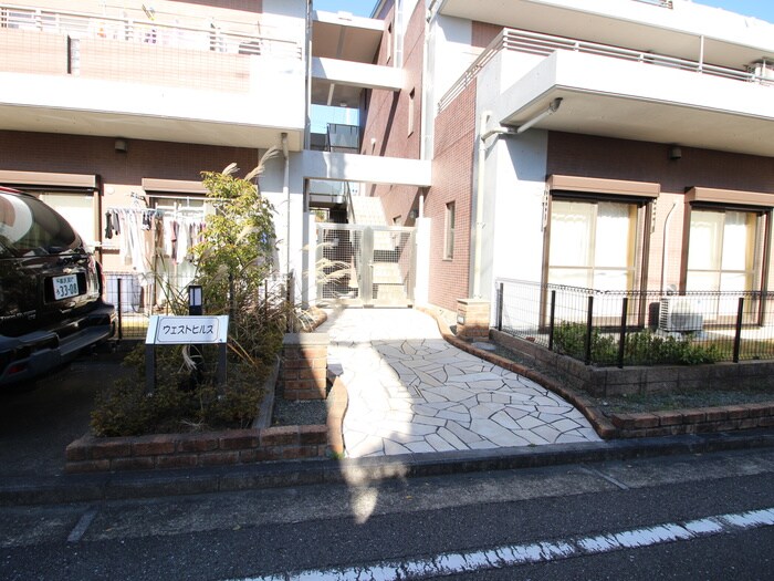 物件外観写真2　(エントランス部分)