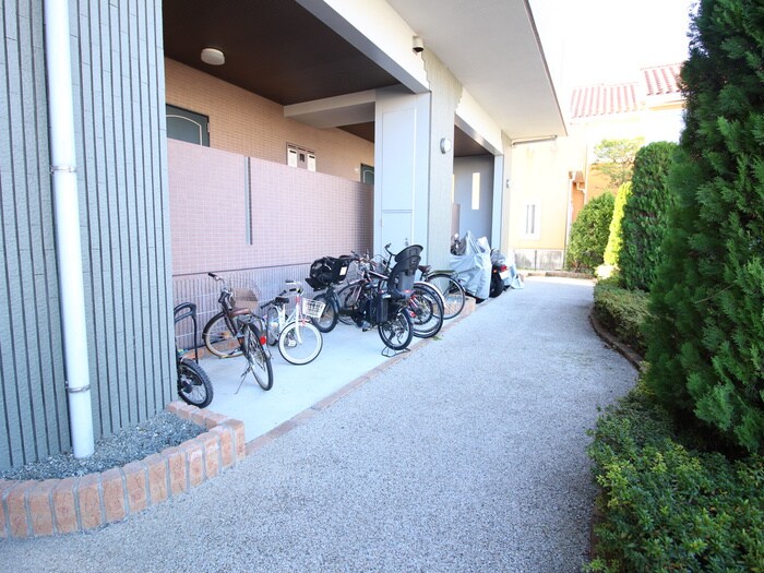 物件外観写真4　(駐輪場)