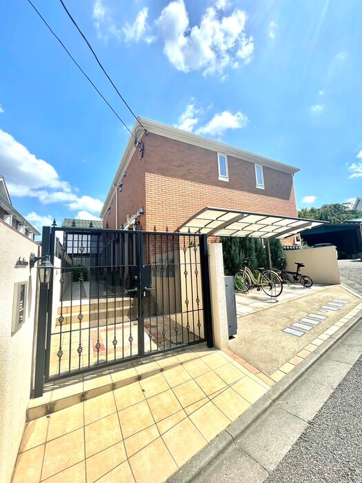 物件外観写真2　(エントランス部分)