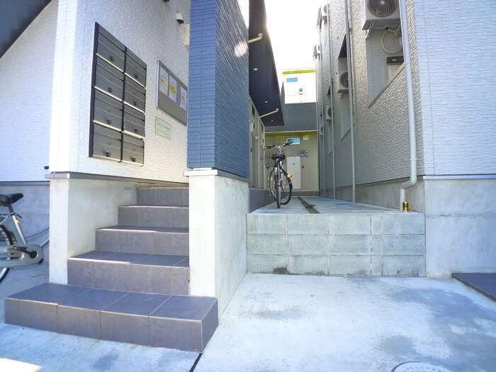 物件外観写真2　(エントランス部分)