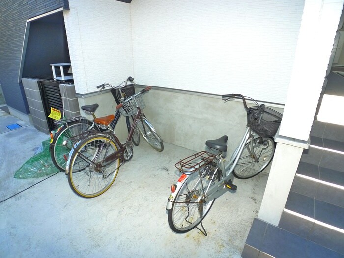 物件外観写真4　(駐輪場)