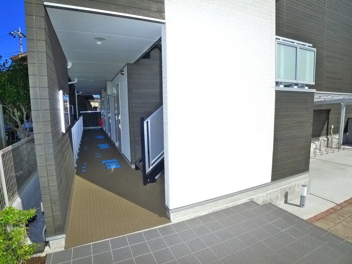 物件外観写真5　(エントランス部分)