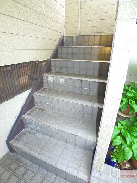 物件外観写真4　(エントランス部分)