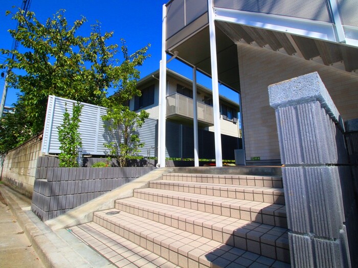 物件外観写真4　(エントランス部分)