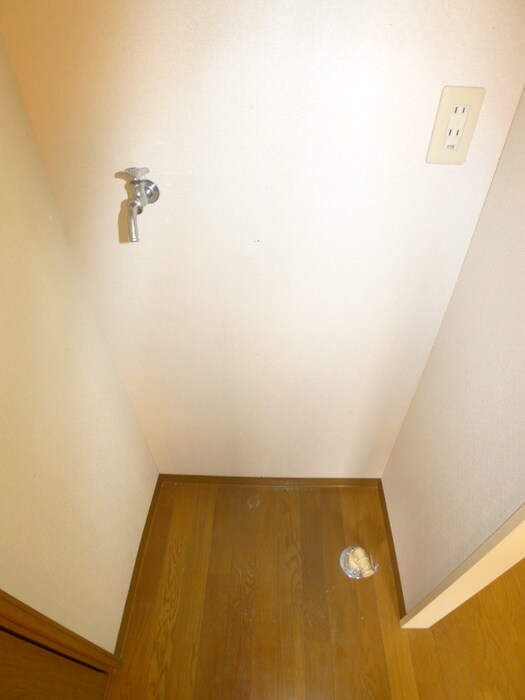 物件内観写真10　(洗濯機置場)