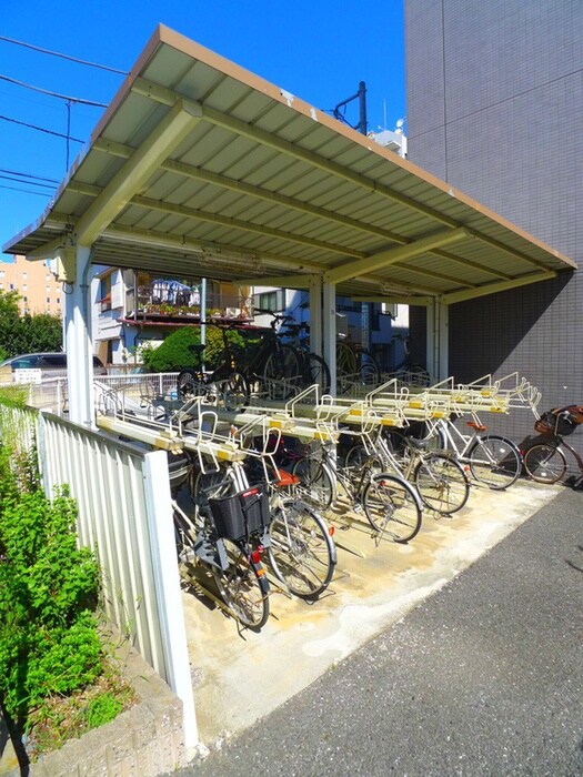 物件外観写真5　(バイク置き場)