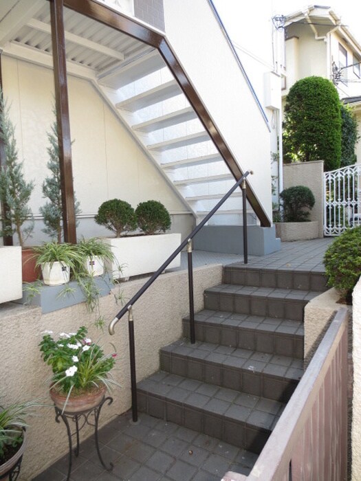 物件外観写真3　(エントランス部分)