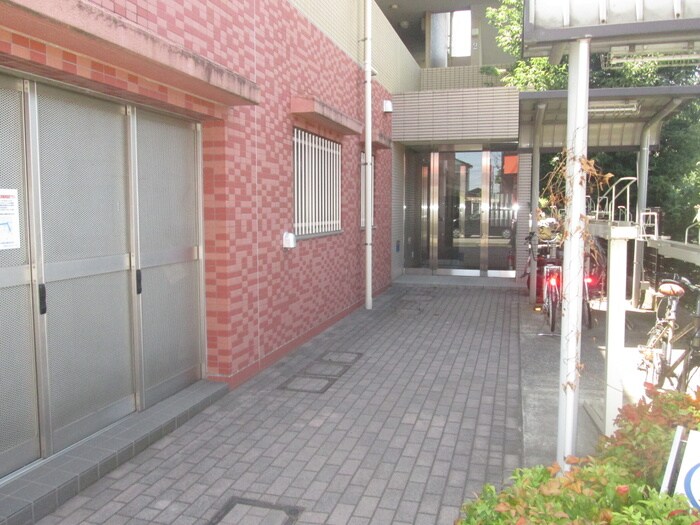 物件外観写真3　(エントランス部分)
