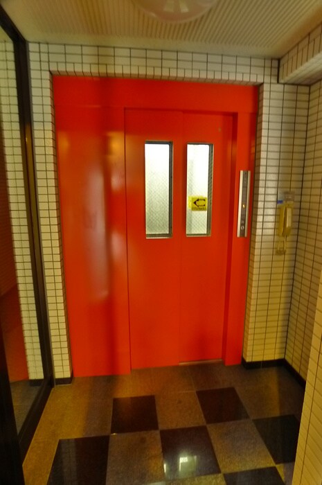 物件外観写真4　(エントランス部分)