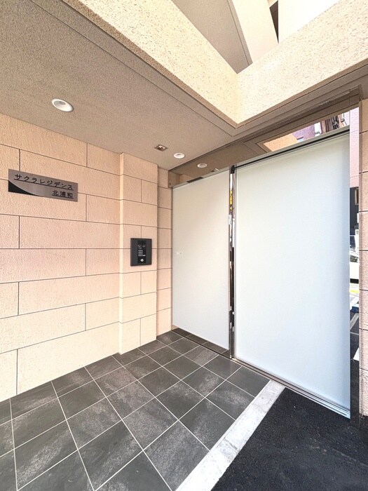 物件外観写真2　(エントランス部分)