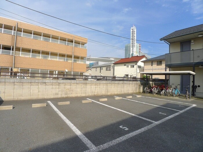 物件外観写真3　(駐車場)