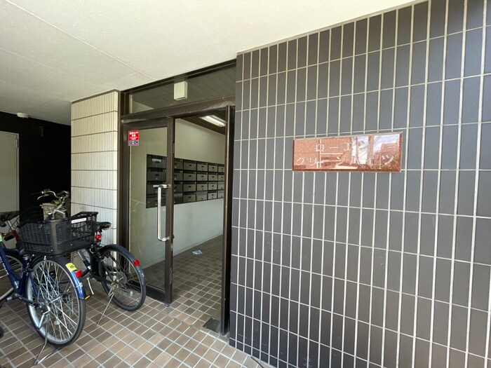 物件外観写真2　(エントランス部分)