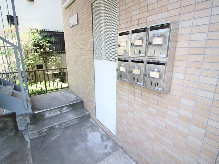 物件外観写真2　(エントランス部分)