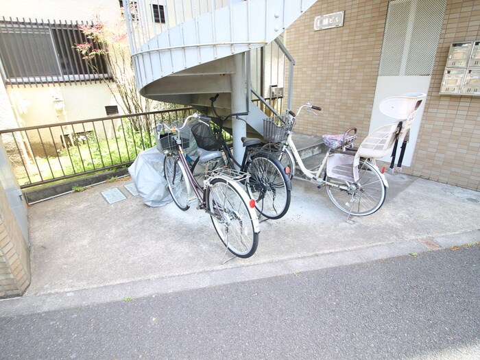 物件外観写真3　(駐輪場)