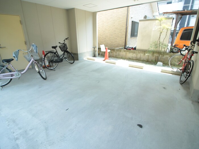 物件外観写真4　(駐車場)
