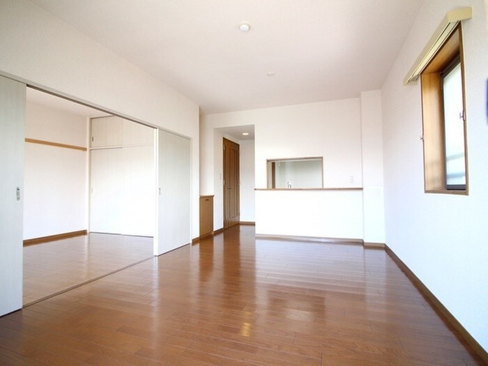 物件内観写真8　(室内からの展望)