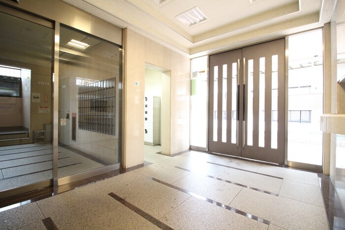 物件外観写真3　(エントランス部分)