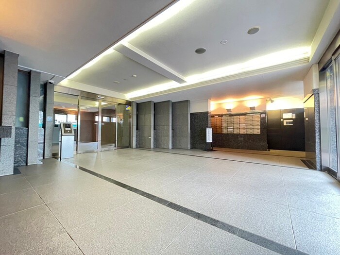 物件外観写真4　(エントランス部分)