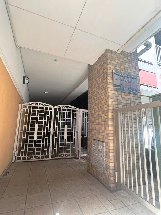 物件外観写真4　(エントランス部分)