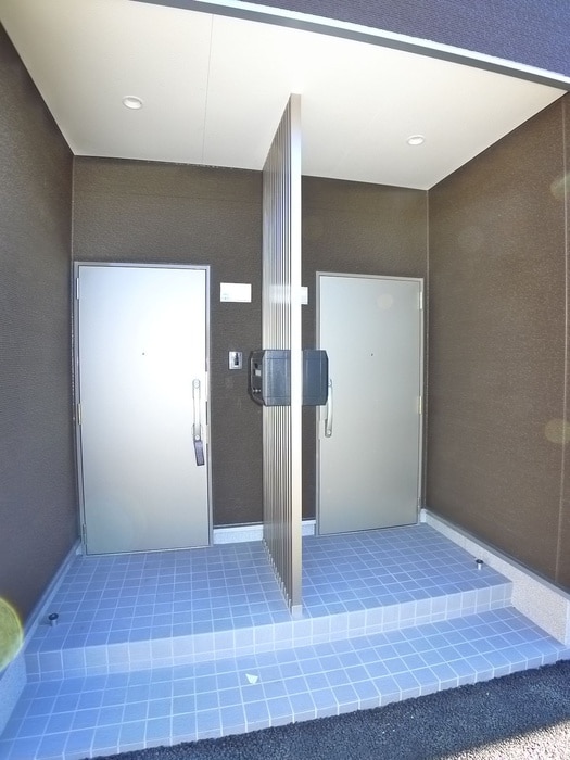 物件外観写真2　(エントランス部分)