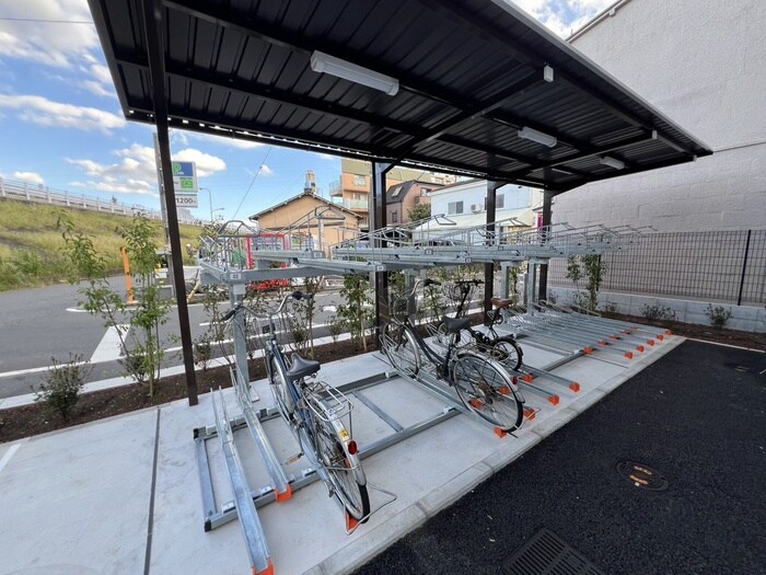 物件外観写真4　(駐輪場)