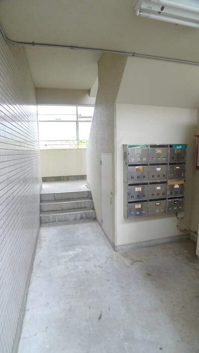 物件外観写真4　(エントランス部分)