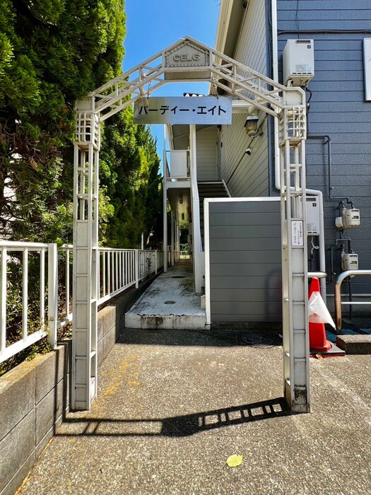 物件外観写真3　(エントランス部分)