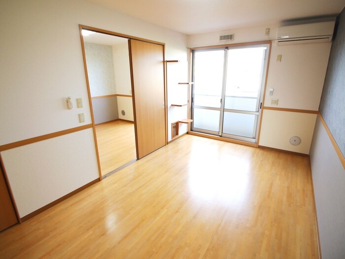 物件内観写真7　(室内からの展望)