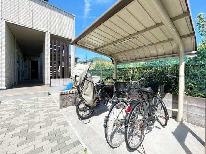 物件外観写真3　(駐輪場)