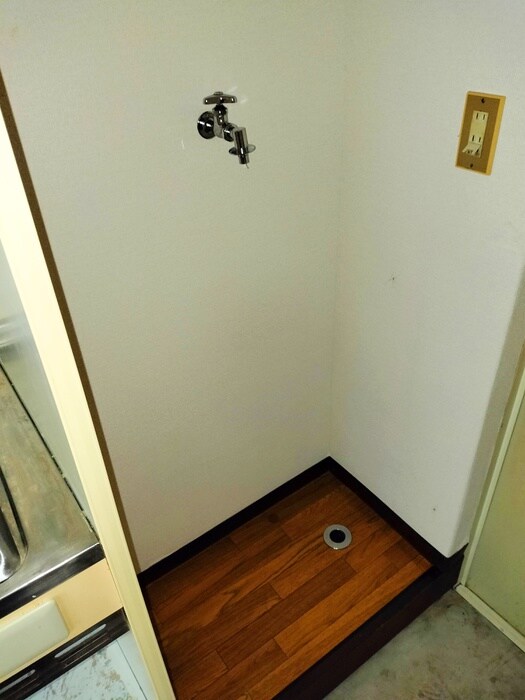 物件内観写真12　(洗濯機置場)