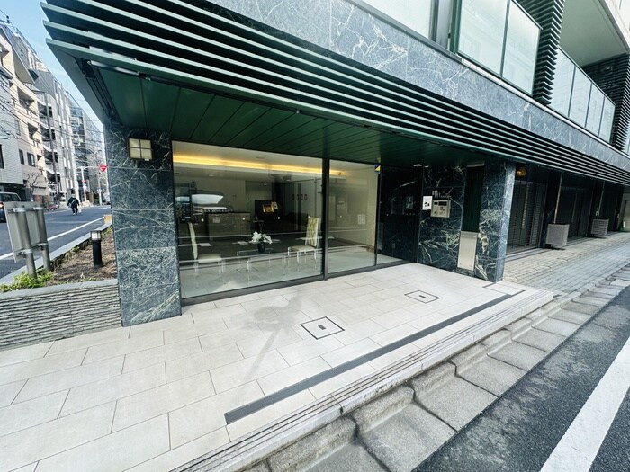 物件外観写真2　(エントランス部分)